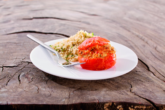 Tomate évidée garnie d'une préparation à base de légumes cuits