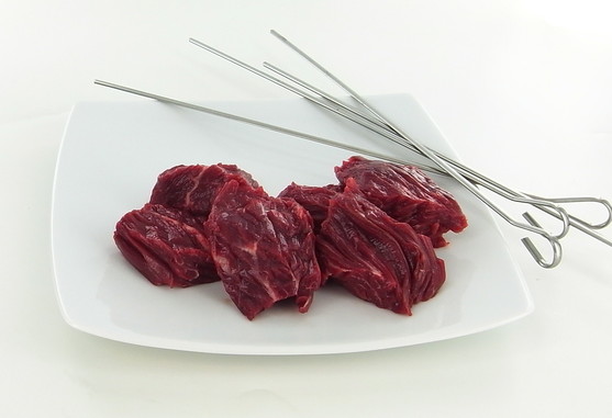 Cube d'onglet de boeuf mariné à la moutarde frais ou decongele