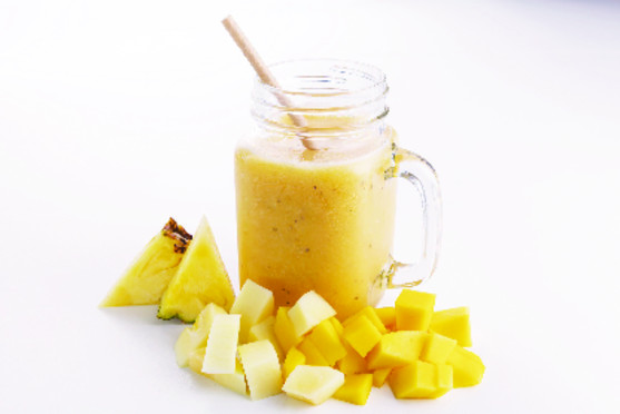 Mélange de fruits papaye mangue ananas pour smoothie 