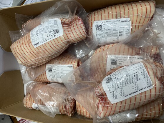 Demi tête de veau avec langue roulée sans filet sous vide 