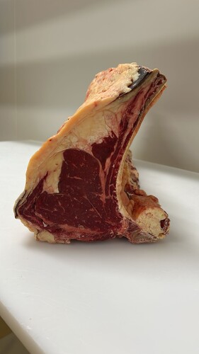 Faux filet avec os devertebre mature sur os 30 jours race hereford