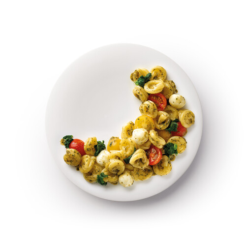 Salade de pâtes bella ciao à la mozzarella, fromage à pâte dure et pesto