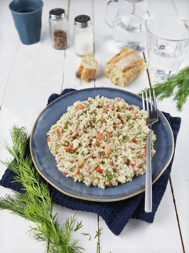 Salade de pâtes perles. Surimi et crevettes aux perles d'algues