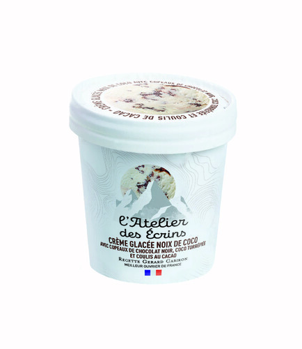 Crème glacée noix de coco avec copeaux de chocolat, coulis de cacao et coco torréfié