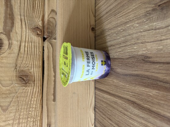 Yaourt au lait entier de chèvre sur lit de myrtille 