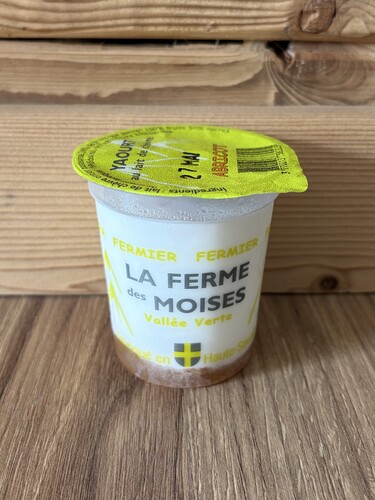Yaourt au lait entier de chèvre sur lit d'abricot 